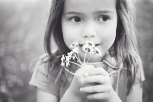 07-little-girl-with-daisies-black-and-white